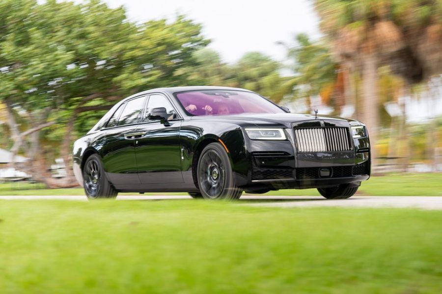 2022-rolls-royce-ghost-black-badge-01-1638754172